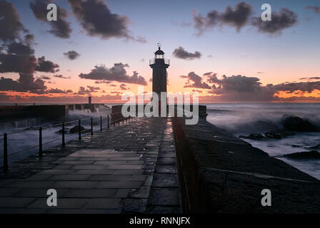 Le phare sur la fin de la jetée à sunsethour Banque D'Images