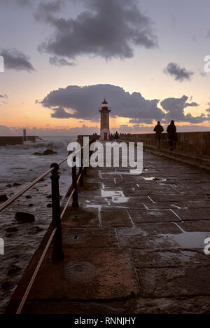 Le phare sur la fin de la jetée à sunsethour Banque D'Images