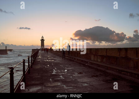 Le phare sur la fin de la jetée à sunsethour Banque D'Images