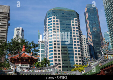 Singapour, Thian Hock Keng Temple taoïste entouré par tour moderne et les immeubles de bureaux. Banque D'Images