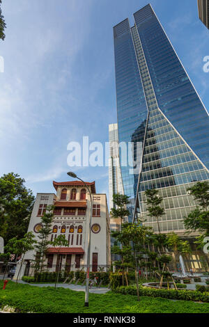 Singapour, Telok Ayer Chinese Methodist Church (1889). Fraser's Tower Office Building en arrière-plan. Banque D'Images