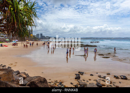 Coolangatta, Australie - 6 janvier 2019 : les personnes bénéficiant de l'été sur la plage de Rainbow Bay. Coolangatta, NSW, Australie Banque D'Images