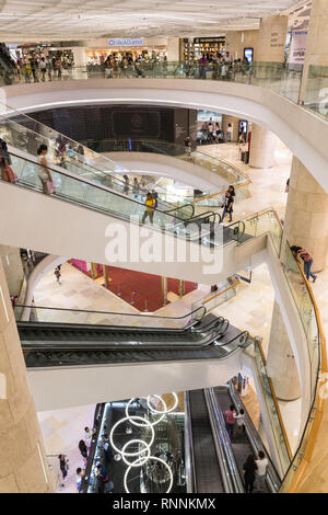 Ion Orchard Road de Singapour, l'intérieur du centre commercial. Banque D'Images