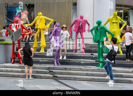 Des acheteurs de photos par la mode moderne sculptures à l'extérieur du centre commercial ION Orchard Road, Singapour, scène de rue. La population urbaine par Kurt Lorenz Metzler. Banque D'Images