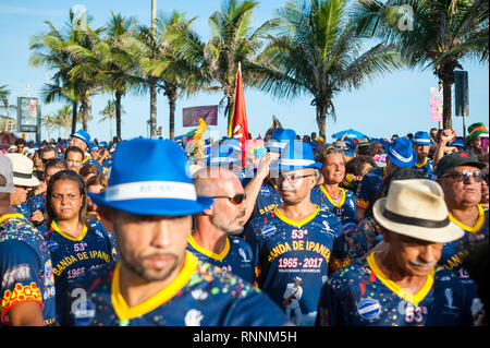 RIO DE JANEIRO - Mars 15, 2017 : en carnivalgoers brésilien Carnaval traditionnel abadá shirts suivez l'emblématique Banda de Ipanema street party parade. Banque D'Images