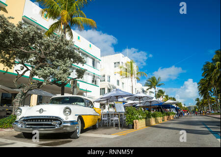 MIAMI - 31 décembre 2018 : une voiture américaine classique vient compléter l'architecture Art déco de South Beach, Ocean Drive se prépare pour le Nouvel An. Banque D'Images