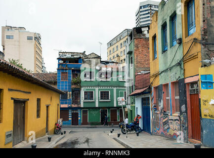 Vues rue colorés avec de vieilles maisons dans la Candelaria, le quartier historique de Bogota, en Colombie. Sep 2018 Banque D'Images