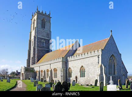 Une vue de l'église paroissiale de la Sainte Trinité et tous les saints, sur la côte de Norfolk à Winterton-sur-Mer, Norfolk, Angleterre, Royaume-Uni, Europe. Banque D'Images