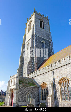 Une vue de la magnifique tour de l'église paroissiale de la Sainte Trinité et tous les Saints à Winterton-sur-Mer, Norfolk, Angleterre, Royaume-Uni, Europe. Banque D'Images