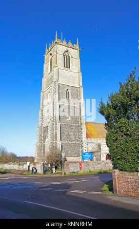 Une vue de la magnifique tour de l'église paroissiale de la Sainte Trinité et tous les Saints à Winterton-sur-Mer, Norfolk, Angleterre, Royaume-Uni, Europe. Banque D'Images