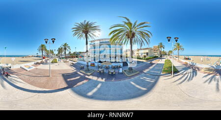 Vue panoramique à 360° de Promenade ensoleillée près de l'hôtel avec terrasse