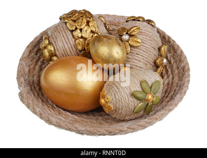 Les oeufs de pâques la main faite de café en grains et graines de legumes. Macro isolated on white Banque D'Images