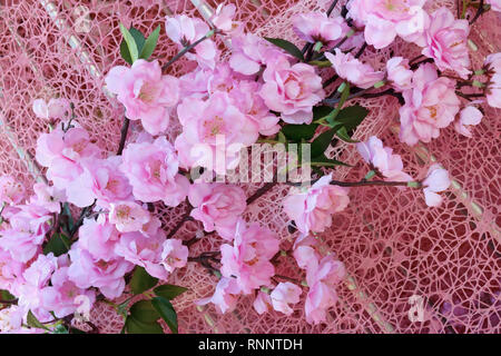 Pâques en plastique rose fleurs de cerisier dans le cadre d'une installation de décoration. Macro de plein air concept Banque D'Images