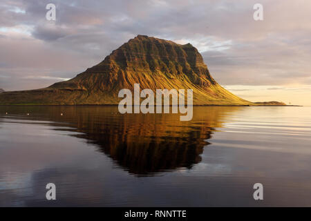Volcan éteint d'Islande. Le Mont Kirkjufell dans la péninsule de Snæfellsnes, à l'Islande. Banque D'Images