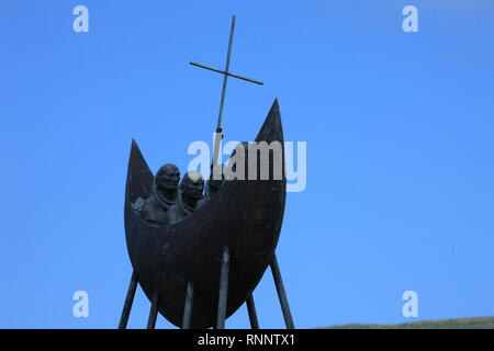 Metal Sculpture représentant st brendan sur un bateau en bois navigation vers le nouveau monde, façon sauvage de l'Atlantique, dans le comté de Kerry, Irlande Banque D'Images