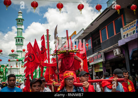 Singakawang, à l'ouest de Kalimantan, en Indonésie. Feb 19, 2019. Un piercing métal par Tatung vu ses joues lors de la Cap Rendez-meh célébration du festival.L'art ancien du Tatung, qui est une partie de la Pac Rendez-Meh Festival, est soupçonné d'avoir un mauvais esprit qui peut affecter la vie des gens. La Pac Rendez-Meh Festival a également connu sous le nom de Fête des lanternes est célébré le 15e jour de l'Année lunaire chinoise et elle marque la fin de la fête du Nouvel An chinois. Credit : Hariandi Hafid/SOPA Images/ZUMA/Alamy Fil Live News Banque D'Images