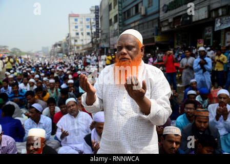 Tongi, au Bangladesh. Feb 19, 2019. Les dévots musulmans bangladais Akheri Munajat prendre part au final, ou prières de deuxième phase, à l'Biswa Ijtema ou congrégation du monde islamique, à Tongi, près de Dhaka, Bangladesh, le 19 février 2019. Les musulmans jointes en prière sur les rives d'un fleuve au Bangladesh comme la deuxième plus grande congrégation islamique annuel a pris fin. Mamunur Rashid/crédit : Alamy Live News Banque D'Images