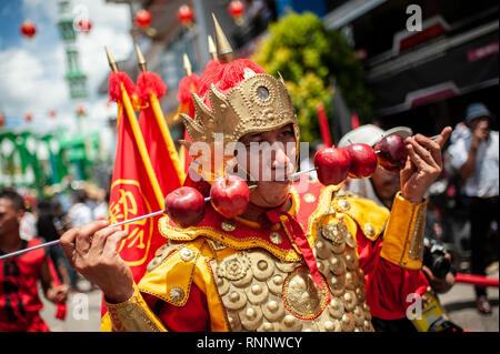 Singakawang, à l'ouest de Kalimantan, en Indonésie. Feb 19, 2019. Un piercing métal par Tatung vu ses joues lors de la Cap Rendez-meh célébration du festival.L'art ancien du Tatung, qui est une partie de la Pac Rendez-Meh Festival, est soupçonné d'avoir un mauvais esprit qui peut affecter la vie des gens. La Pac Rendez-Meh Festival a également connu sous le nom de Fête des lanternes est célébré le 15e jour de l'Année lunaire chinoise et elle marque la fin de la fête du Nouvel An chinois. Credit : Hariandi Hafid/SOPA Images/ZUMA/Alamy Fil Live News Banque D'Images