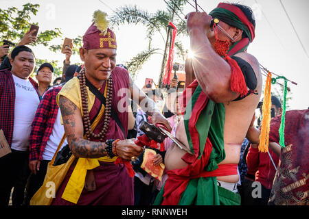 Singakawang, à l'ouest de Kalimantan, en Indonésie. Feb 19, 2019. Tatung un vu torturer lui-même au cours de la célébration du festival Cap Rendez-meh.L'art ancien du Tatung, qui est une partie de la Pac Rendez-Meh Festival, est soupçonné d'avoir un mauvais esprit qui peut affecter la vie des gens. La Pac Rendez-Meh Festival a également connu sous le nom de Fête des lanternes est célébré le 15e jour de l'Année lunaire chinoise et elle marque la fin de la fête du Nouvel An chinois. Credit : Hariandi Hafid/SOPA Images/ZUMA/Alamy Fil Live News Banque D'Images