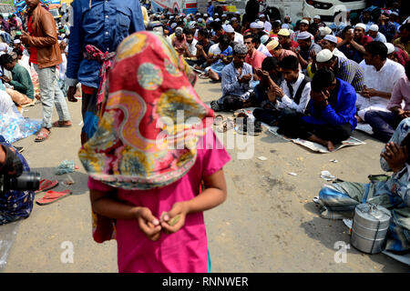 Tongi, au Bangladesh. Feb 19, 2019. Les dévots musulmans bangladais Akheri Munajat prendre part au final, ou prières de deuxième phase, à l'Biswa Ijtema ou congrégation du monde islamique, à Tongi, près de Dhaka, Bangladesh, le 19 février 2019. Les musulmans jointes en prière sur les rives d'un fleuve au Bangladesh comme la deuxième plus grande congrégation islamique annuel a pris fin. Mamunur Rashid/crédit : Alamy Live News Banque D'Images