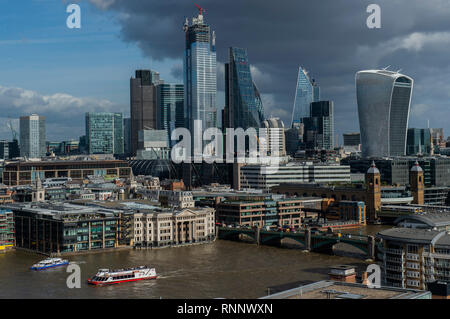 Londres, Royaume-Uni. Feb 19, 2019. L'horizon de la ville depuis la terrasse de l'Blavatnik Construction de la Tate Modern. Crédit : Guy Bell/Alamy Live News Banque D'Images