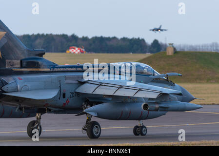 Panavia Tornado Gr4 trois avions ont commencé leur tournée d'adieu le Royaume-Uni avant l'avion vétéran sortant de service avec la RAF. Une tornade des taxis dans les terres pendant que l'autre Banque D'Images