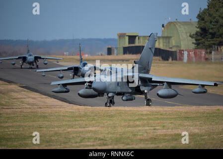 Panavia Tornado Gr4 trois avions ont commencé leur tournée d'adieu le Royaume-Uni avant l'avion vétéran sortant de service avec la RAF. Ici ils sont en circulation au sol recouvert de leur arbre zone escadron Banque D'Images