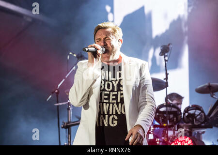 16 février 2019 - West Bay Grand Cayman, Cayman Islands - Musique Artiste DURAN DURAN se produit en concert au cours de l'KAABOO inaugural sold out Festival Caïmans à Seven Mile Beach le 15 et 16 février 2019 à Grand Cayman, îles Caïmans. KAABOO a été créé par les amateurs de musique pour les amateurs de musique. Un adulte s'échapper de manière unique, organisée à l'appel à tous les cinq sens, avec la musique de classe mondiale, inspirant l'art contemporain, comédie hilarante, une cuisine gastronomique, des libations et personnel d'indulgences. Duran Duran sont une nouvelle vague et synthé-pop formé en 1978. Duran Duran se compose de Sim Banque D'Images