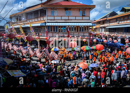 Singakawang, Indonésie. Feb 19, 2019. Tatungs sont vus marcher pendant la parade à la célébration du festival Les Rendez-meh. L'art ancien du Tatung, qui est une partie de la Pac Rendez-Meh Festival, est soupçonné d'avoir un mauvais esprit qui peut affecter la vie des gens. La Pac Rendez-Meh Festival a également connu sous le nom de Fête des lanternes est célébré le 15e jour de l'Année lunaire chinoise et elle marque la fin de la fête du Nouvel An chinois. Credit : SOPA/Alamy Images Limited Live News Banque D'Images