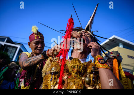 Singakawang, Indonésie. Feb 19, 2019. Un piercing aiguilles métalliques Tatung vu à travers ses joues lors de la Cap Rendez-meh célébration du festival. L'art ancien du Tatung, qui est une partie de la Pac Rendez-Meh Festival, est soupçonné d'avoir un mauvais esprit qui peut affecter la vie des gens. La Pac Rendez-Meh Festival a également connu sous le nom de Fête des lanternes est célébré le 15e jour de l'Année lunaire chinoise et elle marque la fin de la fête du Nouvel An chinois. Credit : SOPA/Alamy Images Limited Live News Banque D'Images