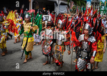 Singakawang, Indonésie. Feb 19, 2019. Tatungs sont vus marcher pendant la parade à la célébration du festival Les Rendez-meh. L'art ancien du Tatung, qui est une partie de la Pac Rendez-Meh Festival, est soupçonné d'avoir un mauvais esprit qui peut affecter la vie des gens. La Pac Rendez-Meh Festival a également connu sous le nom de Fête des lanternes est célébré le 15e jour de l'Année lunaire chinoise et elle marque la fin de la fête du Nouvel An chinois. Credit : SOPA/Alamy Images Limited Live News Banque D'Images