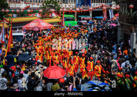 Singakawang, Indonésie. Feb 19, 2019. Tatungs sont vus marcher pendant la parade à la célébration du festival Les Rendez-meh. L'art ancien du Tatung, qui est une partie de la Pac Rendez-Meh Festival, est soupçonné d'avoir un mauvais esprit qui peut affecter la vie des gens. La Pac Rendez-Meh Festival a également connu sous le nom de Fête des lanternes est célébré le 15e jour de l'Année lunaire chinoise et elle marque la fin de la fête du Nouvel An chinois. Credit : SOPA/Alamy Images Limited Live News Banque D'Images