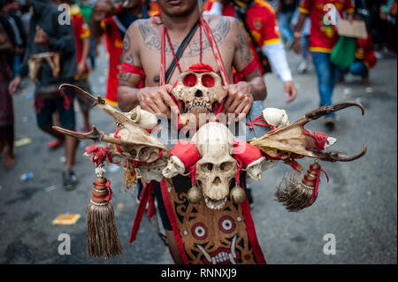 Singakawang, Indonésie. Feb 19, 2019. Tatung un vu défiler au cours de la célébration du festival Cap Rendez-meh. L'art ancien du Tatung, qui est une partie de la Pac Rendez-Meh Festival, est soupçonné d'avoir un mauvais esprit qui peut affecter la vie des gens. La Pac Rendez-Meh Festival a également connu sous le nom de Fête des lanternes est célébré le 15e jour de l'Année lunaire chinoise et elle marque la fin de la fête du Nouvel An chinois. Credit : SOPA/Alamy Images Limited Live News Banque D'Images