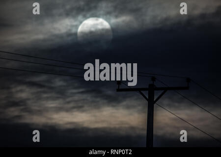 Devon, Royaume-Uni. Feb 19, 2019. La neige Super Lune venant sur Plymouth, Devon, UK Crédit : Sam Whitfield - Ultime Shot/Alamy Live News Banque D'Images