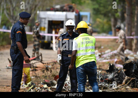 Bangalore, Karnataka, Inde. Feb 19, 2019. Les fonctionnaires sont vu l'inspection les débris de 1 des 2 Surya Kiran's qui s'est écrasé dans la région de Mysore pendant une séance d'essai avant l'aero-show qui doit commencer demain où 2 pilotes ont été blessés et 1 morts confirmés. Meghana Sastry Crédit : SOPA/Images/ZUMA/Alamy Fil Live News Banque D'Images