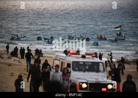 La bande de Gaza. Feb 19, 2019. Les manifestants se rassembleront sur une plage et sur les bateaux qu'ils entrent en conflit avec les troupes israéliennes près de la frontière avec Israël, dans le nord de la bande de Gaza, le 19 février, 2019. Au moins 20 Palestiniens ont été blessés par balles mardi soir lors d'affrontements entre des centaines de manifestants palestiniens et soldats israéliens dans le nord de la bande de Gaza, près de la frontière avec Israël, a déclaré que les infirmiers. Credit : Stringer/Xinhua/Alamy Live News Banque D'Images