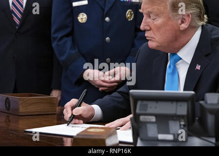 Washington DC, USA. Feb 19, 2019. Le Président des Etats-Unis, Donald Trump, l'espace politique Directive 4 signes dans le bureau ovale de la Maison Blanche à Washington, DC Le 19 février 2019. La directive est la prochaine étape dans l'établissement de l'espace de travail, une nouvelle branche militaire. Crédit : Alex Edelman/CNP/ZUMA/Alamy Fil Live News Banque D'Images