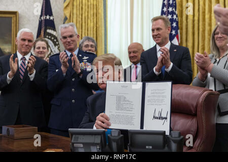 Washington DC, USA. Feb 19, 2019. Le Président des Etats-Unis, Donald Trump, l'espace politique Directive 4 signes dans le bureau ovale de la Maison Blanche à Washington, DC Le 19 février 2019. La directive est la prochaine étape dans l'établissement de l'espace de travail, une nouvelle branche militaire. Crédit : Alex Edelman/CNP/ZUMA/Alamy Fil Live News Banque D'Images