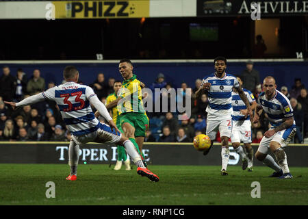 Londres, Royaume-Uni. Feb 19, 2019. Kieran Gibbs de West Bromwich Albion (2L) prend un tir au but. Match de championnat Skybet EFL, Queens Park Rangers v West Bromwich Albion à Loftus Road Stadium à Londres le mardi 19 février 2019. Ce droit ne peut être utilisé qu'à des fins rédactionnelles. Usage éditorial uniquement, licence requise pour un usage commercial. Aucune utilisation de pari, de jeux ou d'un seul club/ligue/dvd publications. pic par Steffan Bowen/Andrew Orchard la photographie de sport/Alamy live news Crédit : Andrew Orchard la photographie de sport/Alamy Live News Banque D'Images