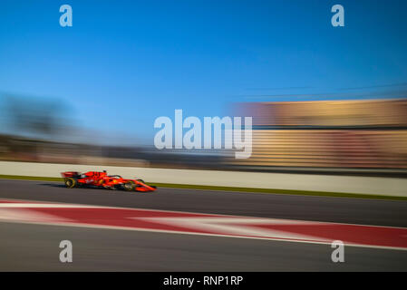 Barcelone, Espagne. 19 Février 2019 : CHARLES LECLERC (MON) de l'écurie Ferrari, disques durs dans son dans son SF90 au cours de la deuxième journée de l'hiver Formule 1 essais au Circuit de Catalunya Banque D'Images