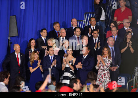 MIAMI, FLORIDE - le 12 février : Ancien maire du comté de Miami-Dade Carlos A. Giménez, Maire de Miami Francis X. Suarez, Rép. Mario Diaz-Balart (R-FL), Lieutenant-gouverneur de Floride Jeanette Núñez, Hilary Geary, ministre du Commerce, Wilbur Ross, le sénateur Rick Scott (R-FL), Jeanette Dousdebes Rubio Marco Rubio, Sénateur (R-FL), Jill Casey DeSantis, Florida Governor Ron DeSantis et première dame Melania Trump assister le président américain Donald J. Trump parlant à une foule de American Community vénézuélienne à la Florida International University - Ocean Bank Convocation Center le 18 février 2019 à Miami, en Floride. Credit : MP Banque D'Images