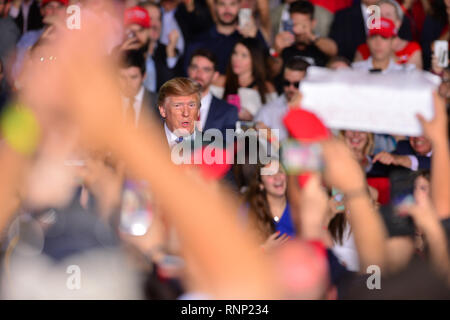 Miami, FL, USA. Feb 18, 2019. Le président américain, Donald J. Trump parlant à une foule de American Community vénézuélienne à la Florida International University - Ocean Bank Convocation Center le 18 février 2019 à Miami, en Floride. Credit : Mpi10/media/Alamy Punch Live News Banque D'Images