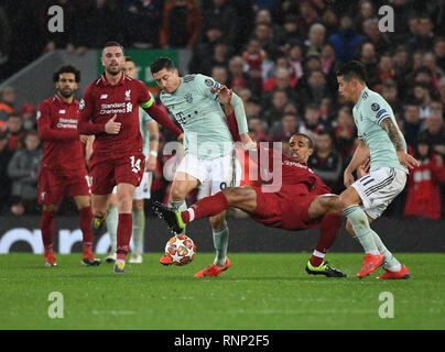 Liverpool, Royaume-Uni. Feb 19, 2019. Football : Ligue des Champions, Liverpool FC Bayern Munich - knockout, ronde, ronde de 16 ans, première étape dans le stade d'Anfield. Robert Lewandowski (l) et James Rodriguez de Munich lutte avec Joel Matip de Liverpool pour le bal. La Jordanie s'exécute de gauche Henderson, le capitaine de Liverpool. Crédit : Sven Hoppe/dpa/Alamy Live News Banque D'Images