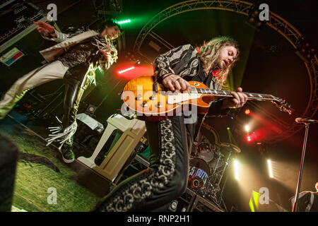 Glasgow, Ecosse, Royaume-Uni. Feb 19, 2019. Rockers anglais le framework Struts glam le garage. Crédit : Stuart Westwood/Alamy Live News Banque D'Images