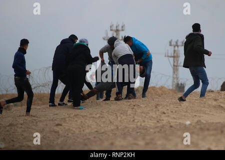 19 février 2019 - La bande de aza, Palestine, 19 février 2019. Certains Palestiniens sont blessés par balles et de gaz lacrymogènes tirés par l'armée israélienne sur la côte nord-ouest de Beit Lahiya, dans le nord de la bande de Gaza, au cours de leur 24ème manifestation hebdomadaire contre le blocus israélien sur la bande de Gaza. Une flottille de la liberté formée de bateaux Gaza hissé le drapeau palestinien d'eaux au large de Gaza. Les Palestiniens de Gaza ont été staging manifestations hebdomadaires dans le nord de la bande de Gaza depuis près d'un an pour protester contre le blocus naval de 12 ans, ce qui a limité la permitt Banque D'Images