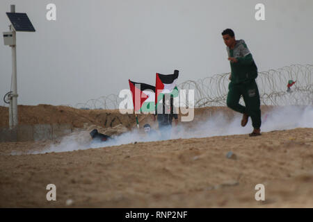 19 février 2019 - La bande de aza, Palestine, 19 février 2019. Certains Palestiniens sont blessés par balles et de gaz lacrymogènes tirés par l'armée israélienne sur la côte nord-ouest de Beit Lahiya, dans le nord de la bande de Gaza, au cours de leur 24ème manifestation hebdomadaire contre le blocus israélien sur la bande de Gaza. Une flottille de la liberté formée de bateaux Gaza hissé le drapeau palestinien d'eaux au large de Gaza. Les Palestiniens de Gaza ont été staging manifestations hebdomadaires dans le nord de la bande de Gaza depuis près d'un an pour protester contre le blocus naval de 12 ans, ce qui a limité la permitt Banque D'Images