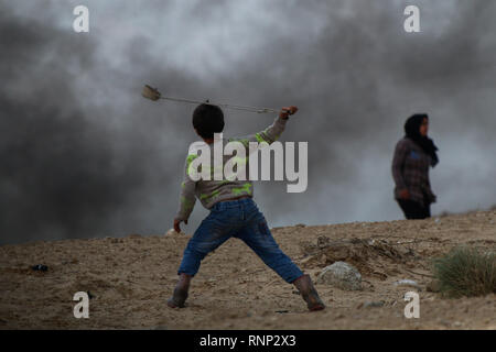 19 février 2019 - La bande de aza, Palestine, 19 février 2019. Certains Palestiniens sont blessés par balles et de gaz lacrymogènes tirés par l'armée israélienne sur la côte nord-ouest de Beit Lahiya, dans le nord de la bande de Gaza, au cours de leur 24ème manifestation hebdomadaire contre le blocus israélien sur la bande de Gaza. Une flottille de la liberté formée de bateaux Gaza hissé le drapeau palestinien d'eaux au large de Gaza. Les Palestiniens de Gaza ont été staging manifestations hebdomadaires dans le nord de la bande de Gaza depuis près d'un an pour protester contre le blocus naval de 12 ans, ce qui a limité la permitt Banque D'Images