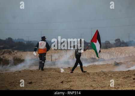 19 février 2019 - La bande de aza, Palestine, 19 février 2019. Certains Palestiniens sont blessés par balles et de gaz lacrymogènes tirés par l'armée israélienne sur la côte nord-ouest de Beit Lahiya, dans le nord de la bande de Gaza, au cours de leur 24ème manifestation hebdomadaire contre le blocus israélien sur la bande de Gaza. Une flottille de la liberté formée de bateaux Gaza hissé le drapeau palestinien d'eaux au large de Gaza. Les Palestiniens de Gaza ont été staging manifestations hebdomadaires dans le nord de la bande de Gaza depuis près d'un an pour protester contre le blocus naval de 12 ans, ce qui a limité la permitt Banque D'Images