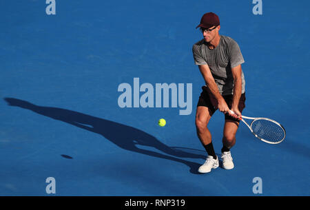 Delray Beach, Florida, USA. Feb 19, 2019. Peter Polansky, du Canada, renvoie la balle à John Isner, des États-Unis, au cours du premier tour de l'Open ATP de Delray Beach 2019 Tournoi de tennis professionnel, joué au stade de Delray Beach & Tennis Center à Delray Beach, Florida, USA. Mario Houben/CSM/Alamy Live News Banque D'Images