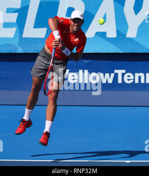 Delray Beach, Florida, USA. Feb 19, 2019. Steve Johnson, de l'United States, sert contre Jason Jung, de Taipei, lors du premier tour de l'Open ATP de Delray Beach 2019 Tournoi de tennis professionnel, joué au stade de Delray Beach & Tennis Center à Delray Beach, Florida, USA. Mario Houben/CSM/Alamy Live News Banque D'Images